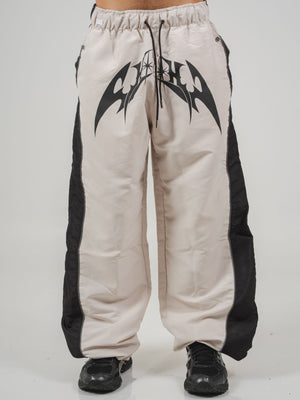 Parachute Track CHILL Crudo — pantalón baggy antifluido con estampado tribal, streetwear hecho en Colombia