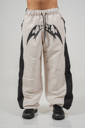 Parachute Track CHILL Crudo — pantalón baggy antifluido con estampado tribal, streetwear hecho en Colombia