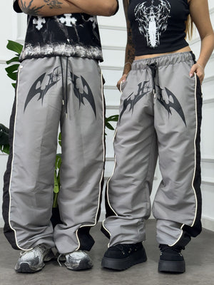 Parachute Track CHILL gris — pantalón baggy antifluido con estampado tribal, streetwear hecho en Colombia