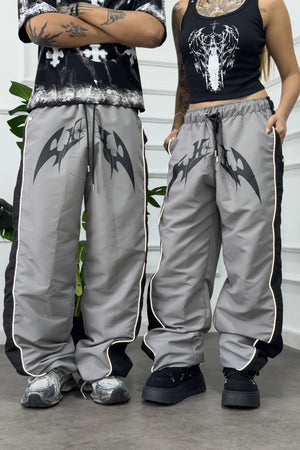 Parachute Track CHILL gris — pantalón baggy antifluido con estampado tribal, streetwear hecho en Colombia