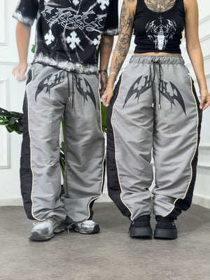 Parachute Track CHILL gris — pantalón baggy antifluido con estampado tribal, streetwear hecho en Colombia