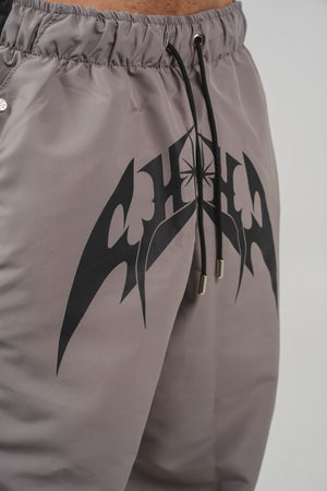 Parachute Track CHILL gris — pantalón baggy antifluido con estampado tribal, streetwear hecho en Colombia