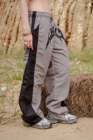 Parachute Track CHILL gris — pantalón baggy antifluido con estampado tribal, streetwear hecho en Colombia