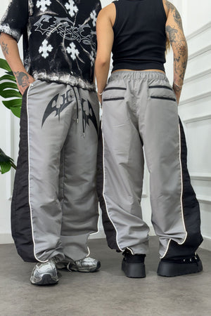 Parachute Track CHILL gris — pantalón baggy antifluido con estampado tribal, streetwear hecho en Colombia