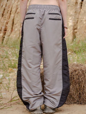Parachute Track CHILL gris — pantalón baggy antifluido con estampado tribal, streetwear hecho en Colombia