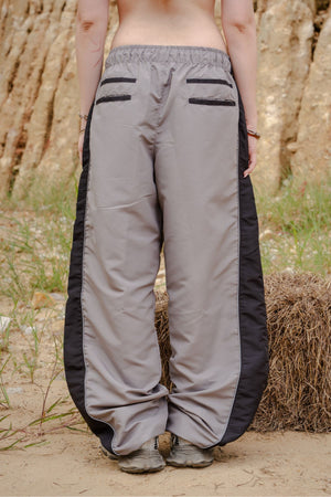 Parachute Track CHILL gris — pantalón baggy antifluido con estampado tribal, streetwear hecho en Colombia