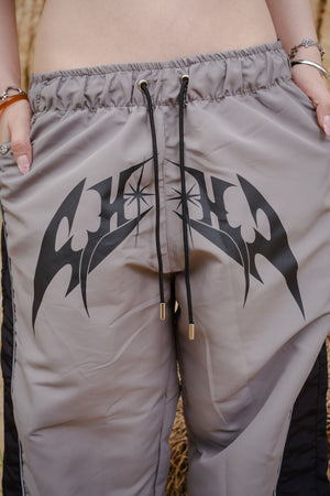 Parachute Track CHILL gris — pantalón baggy antifluido con estampado tribal, streetwear hecho en Colombia