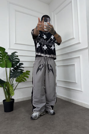 Parachute Track CHILL gris — pantalón baggy antifluido con estampado tribal, streetwear hecho en Colombia