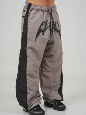 Parachute Track CHILL gris — pantalón baggy antifluido con estampado tribal, streetwear hecho en Colombia