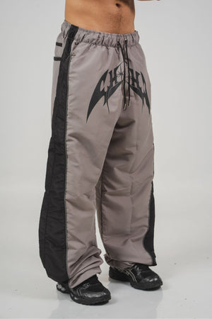 Parachute Track CHILL gris — pantalón baggy antifluido con estampado tribal, streetwear hecho en Colombia
