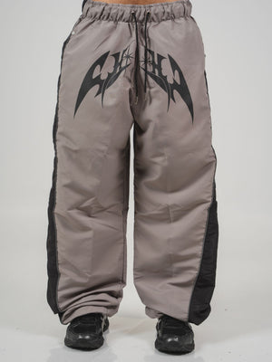 Parachute Track CHILL gris — pantalón baggy antifluido con estampado tribal, streetwear hecho en Colombia