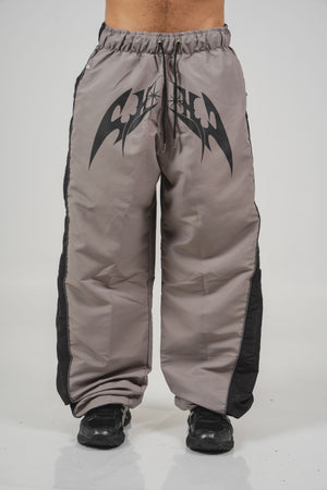 Parachute Track CHILL gris — pantalón baggy antifluido con estampado tribal, streetwear hecho en Colombia