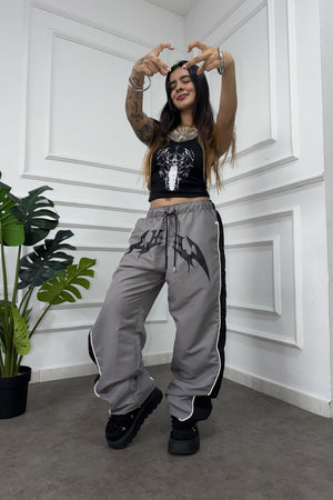 Parachute Track CHILL gris — pantalón baggy antifluido con estampado tribal, streetwear hecho en Colombia
