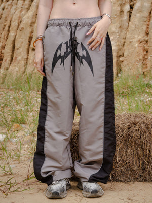 Parachute Track CHILL gris — pantalón baggy antifluido con estampado tribal, streetwear hecho en Colombia
