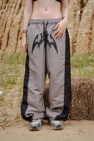Parachute Track CHILL gris — pantalón baggy antifluido con estampado tribal, streetwear hecho en Colombia