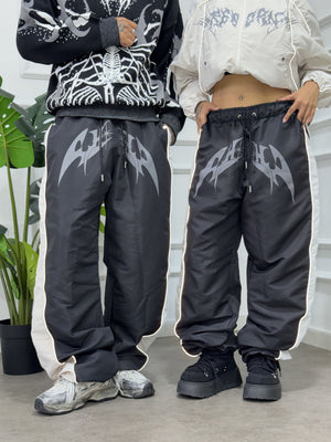 Parachute Track CHILL negro — pantalón baggy antifluido con estampado tribal, streetwear hecho en Colombia