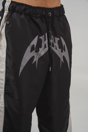 Parachute Track CHILL negro — pantalón baggy antifluido con estampado tribal, streetwear hecho en Colombia