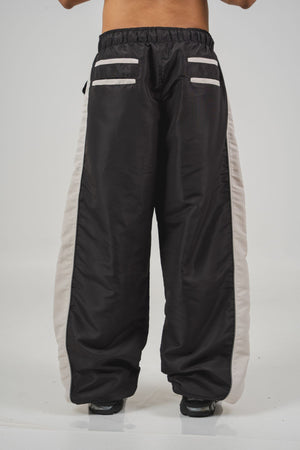 Parachute Track CHILL negro — pantalón baggy antifluido con estampado tribal, streetwear hecho en Colombia