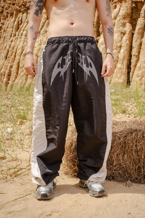 Parachute Track CHILL negro — pantalón baggy antifluido con estampado tribal, streetwear hecho en Colombia