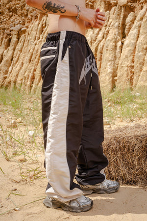 Parachute Track CHILL negro — pantalón baggy antifluido con estampado tribal, streetwear hecho en Colombia