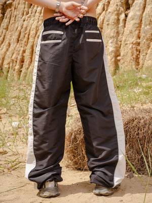 Parachute Track CHILL negro — pantalón baggy antifluido con estampado tribal, streetwear hecho en Colombia