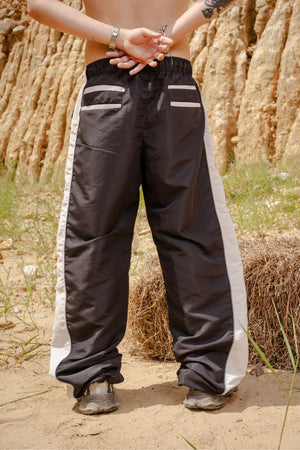 Parachute Track CHILL negro — pantalón baggy antifluido con estampado tribal, streetwear hecho en Colombia