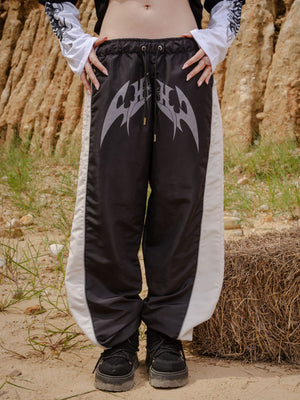Parachute Track CHILL negro — pantalón baggy antifluido con estampado tribal, streetwear hecho en Colombia