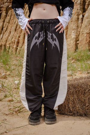 Parachute Track CHILL negro — pantalón baggy antifluido con estampado tribal, streetwear hecho en Colombia