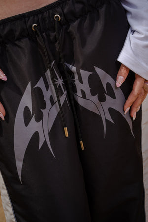 Parachute Track CHILL negro — pantalón baggy antifluido con estampado tribal, streetwear hecho en Colombia