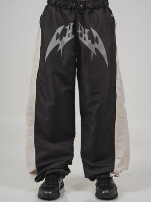 Parachute Track CHILL negro — pantalón baggy antifluido con estampado tribal, streetwear hecho en Colombia