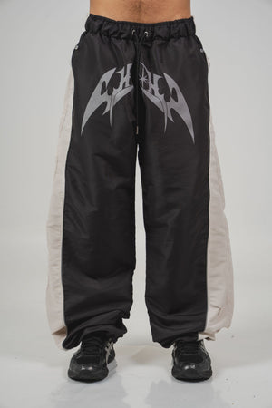 Parachute Track CHILL negro — pantalón baggy antifluido con estampado tribal, streetwear hecho en Colombia