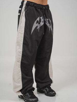 Parachute Track CHILL negro — pantalón baggy antifluido con estampado tribal, streetwear hecho en Colombia