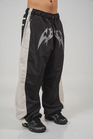 Parachute Track CHILL negro — pantalón baggy antifluido con estampado tribal, streetwear hecho en Colombia
