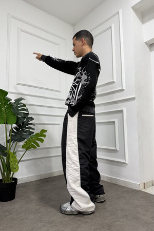 Parachute Track CHILL negro — pantalón baggy antifluido con estampado tribal, streetwear hecho en Colombia