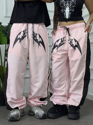Parachute Track CHILL rosa — pantalón baggy antifluido con estampado tribal, streetwear colombiano