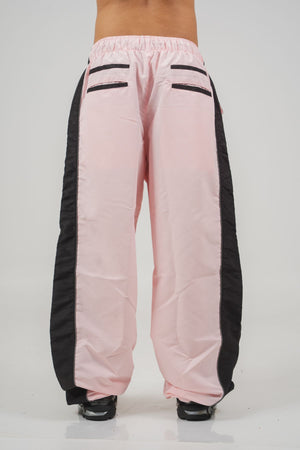Parachute Track CHILL rosa — pantalón baggy antifluido con estampado tribal, streetwear colombiano