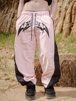Parachute Track CHILL rosa — pantalón baggy antifluido con estampado tribal, streetwear colombiano