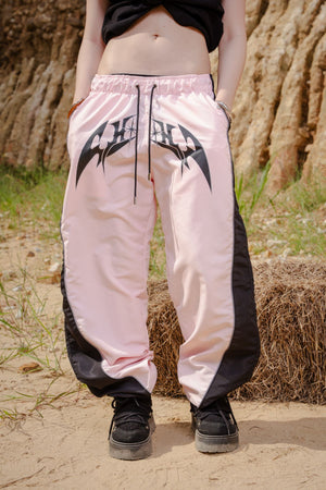 Parachute Track CHILL rosa — pantalón baggy antifluido con estampado tribal, streetwear colombiano