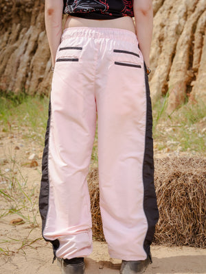 Parachute Track CHILL rosa — pantalón baggy antifluido con estampado tribal, streetwear colombiano