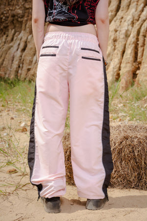 Parachute Track CHILL rosa — pantalón baggy antifluido con estampado tribal, streetwear colombiano