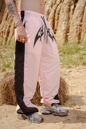 Parachute Track CHILL rosa — pantalón baggy antifluido con estampado tribal, streetwear colombiano
