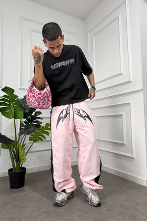 Parachute Track CHILL rosa — pantalón baggy antifluido con estampado tribal, streetwear colombiano