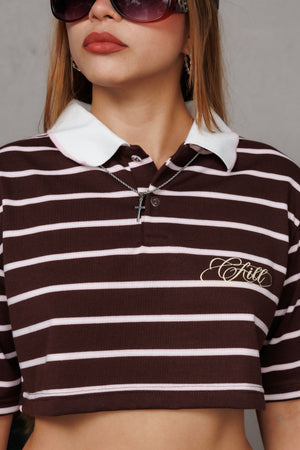 Polo cropped retro CHILL café rayado — algodón poliéster con cuello polo blanco contrastante y logo Chill en serigrafía dorada, top femenino streetwear hecho en Colombia