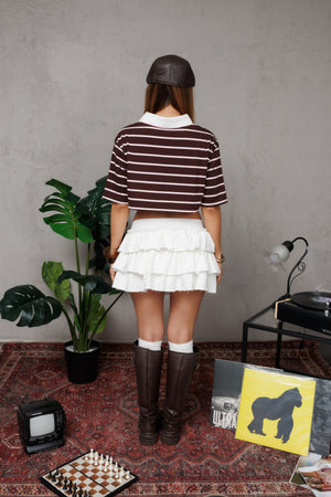 Polo cropped retro CHILL café rayado — algodón poliéster con cuello polo blanco contrastante y logo Chill en serigrafía dorada, top femenino streetwear hecho en Colombia