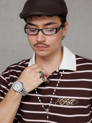 Polo retro boxy fit CHILL café rayado unisex — algodón poliéster con cuello polo blanco contrastante y logo script dorado en serigrafía, streetwear hecho en Colombia