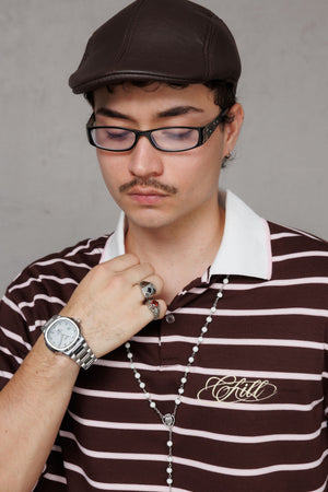 Polo retro boxy fit CHILL café rayado unisex — algodón poliéster con cuello polo blanco contrastante y logo script dorado en serigrafía, streetwear hecho en Colombia