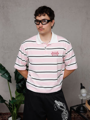 Polo Chillcore boxy fit CHILL rosa rayado unisex — algodón poliéster retro con cuello polo blanco y logo tribal en serigrafía roja, streetwear hecho en Colombia
