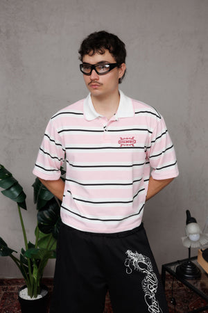 Polo Chillcore boxy fit CHILL rosa rayado unisex — algodón poliéster retro con cuello polo blanco y logo tribal en serigrafía roja, streetwear hecho en Colombia