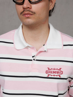 Polo Chillcore boxy fit CHILL rosa rayado unisex — algodón poliéster retro con cuello polo blanco y logo tribal en serigrafía roja, streetwear hecho en Colombia