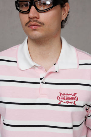 Polo Chillcore boxy fit CHILL rosa rayado unisex — algodón poliéster retro con cuello polo blanco y logo tribal en serigrafía roja, streetwear hecho en Colombia